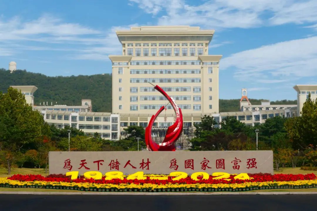 再捧“优胜杯”