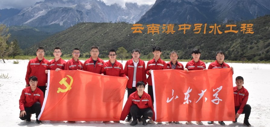 随后专场招聘会人声鼎沸