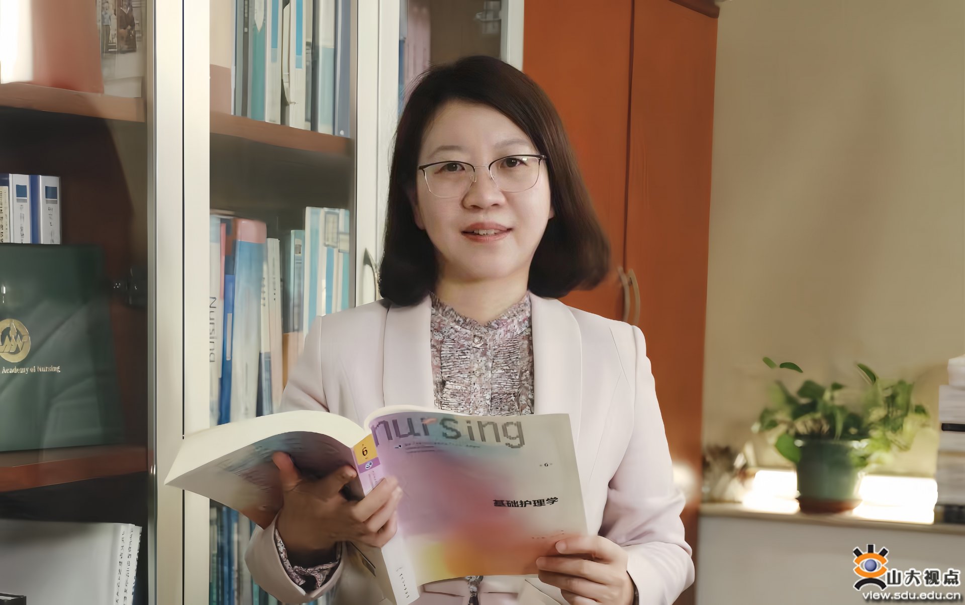 也喜欢在夜晚的操场奔...