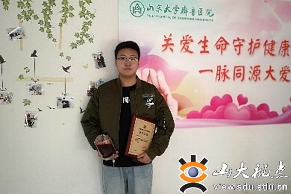 她捧着鲜花