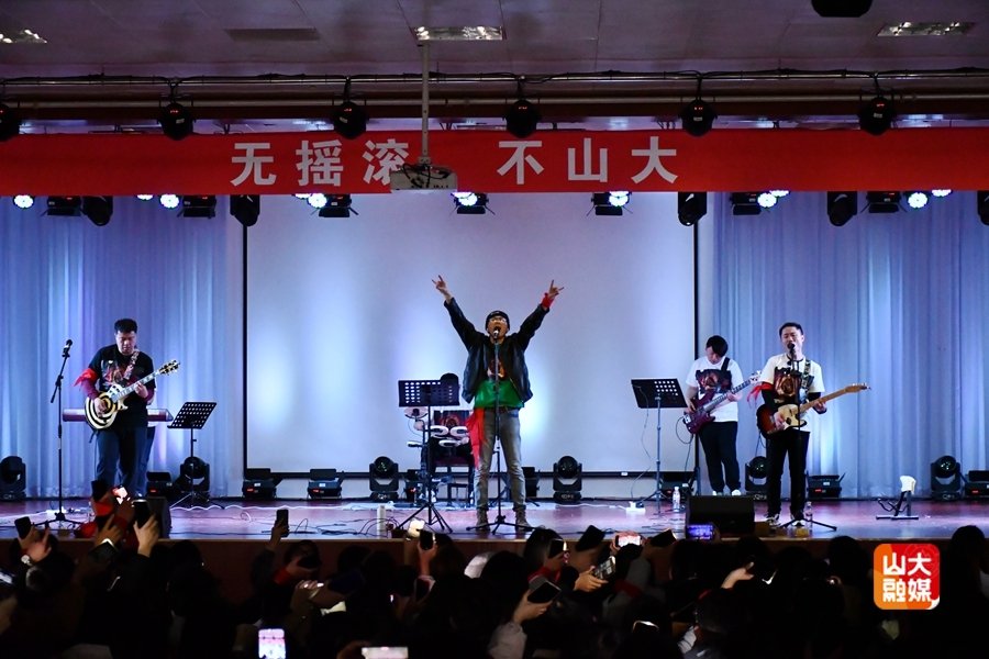 带着家人回校拍毕业照