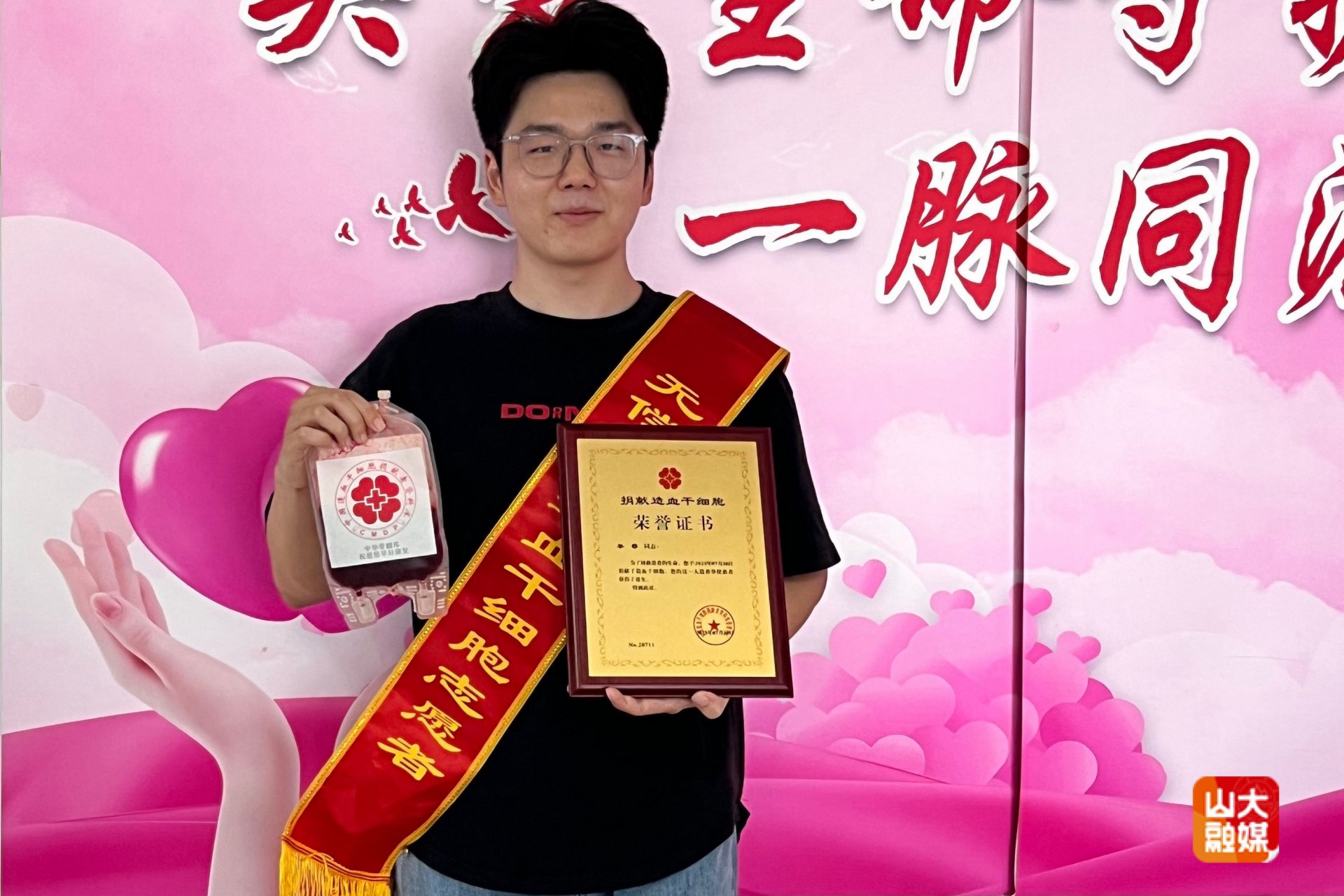 并收到了多束来自学姐和学弟学妹送的鲜