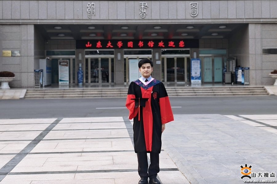 并收到了多束来自学姐和学弟学妹送的鲜
