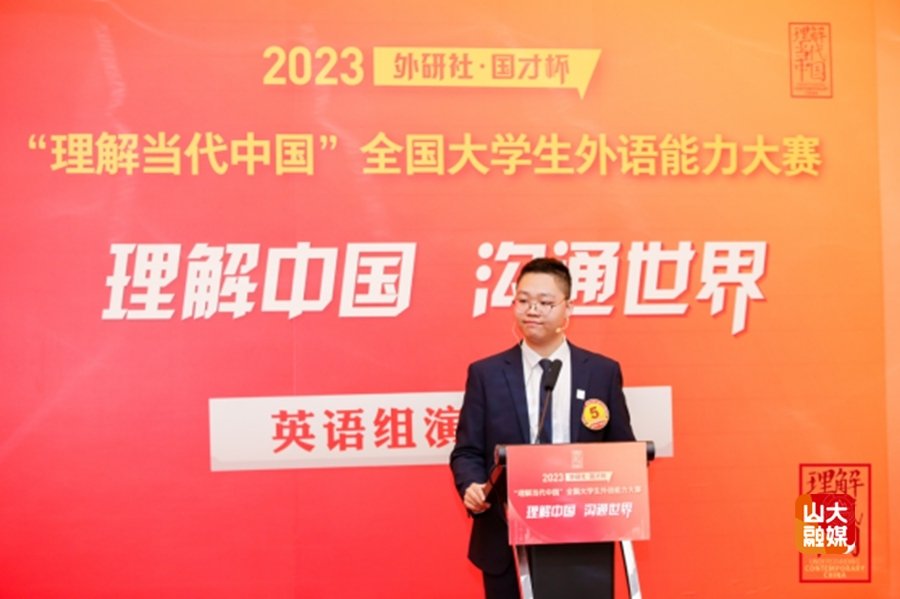 仿佛他的青春早已写就满分答案