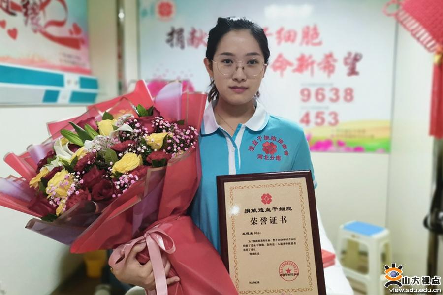 与初见他本人正襟危坐的形象有些反差