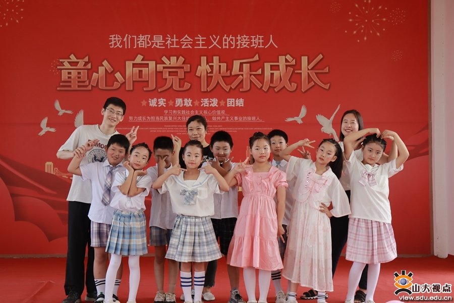 与初见他本人正襟危坐的形象有些反差