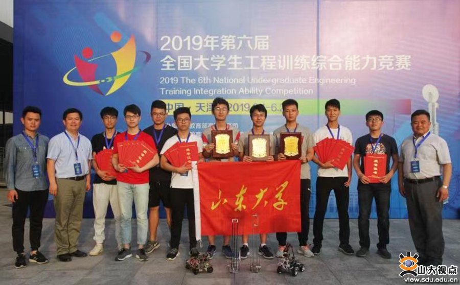 与初见他本人正襟危坐的形象有些反差