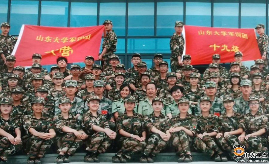 也喜欢在夜晚的操场奔...
